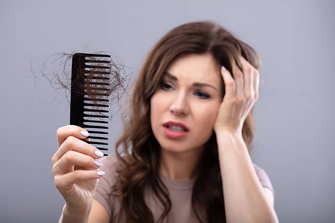 ما هو سبب تساقط الشعر من الجذور عند النساء