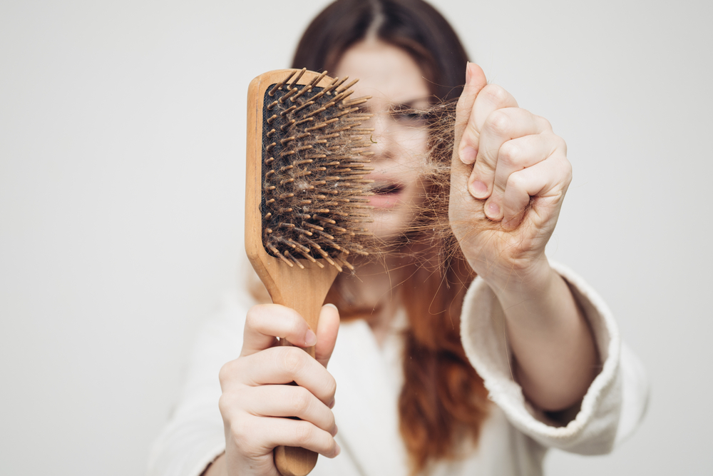 اسباب سقوط الشعر بكثرة عند النساء